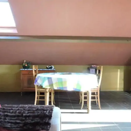 Comme Chez Vous. *