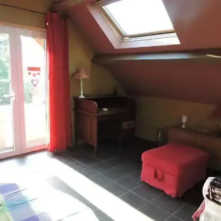 Comme Chez Vous. *
